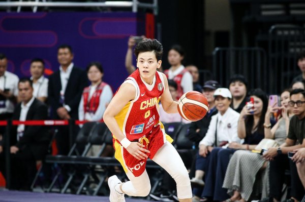 盈富配资 状态火热！杨舒予半场7中4拿下10分3板3助 两队唯一得分上双