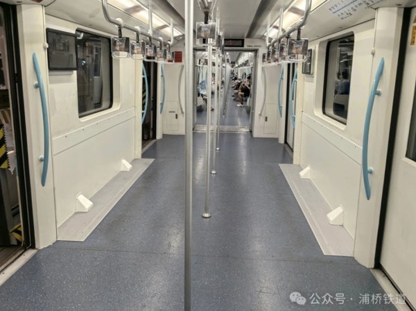 凯丰配资 座位去哪了？上海地铁9号线拆除部分座位？增加乘客站立面积，目前在一辆列车试点